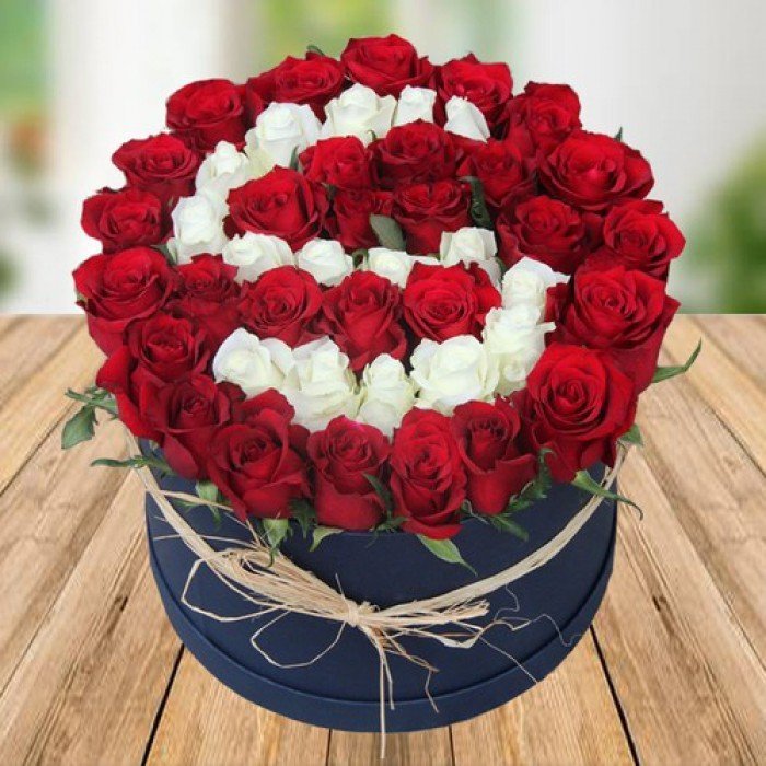 Kutuda Özel Kırmızı Ve Beyaz Güller